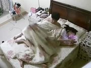 偷拍小两口过夫妻生活老公卖力耕耘老婆忙着玩手机