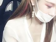 网红脸苗条嫩妹穿透视装开播按摩棒插穴自慰。