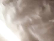 一年轻嫩妹和2男下车方便时看见有间简陋棚,寻求刺激在里面把美女轮