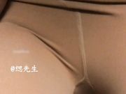 有钱大神缌先生约啪高素质温文尔雅长发美女轻轻一搞淫水就湿透内裤刚插入的一声呻吟太诱人操的说不要不要