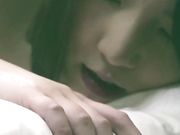 韩国最新限制级剧情片：《和女演员同居》老公只能睡在床下看着老婆被导演 副导演 投资人  经纪人各种人操