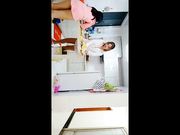 小姨子看见姐姐啪啪 厨房勾引姐夫后入3个人一起玩