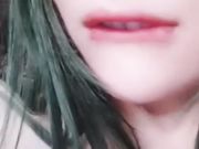 绿发妹子自慰秀 脱光光椅子上道具JJ抽插