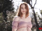 在沙发上被操到潮喷的红发美女
