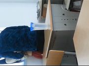 情侣为了开房省钱放学后趁教室没人趴在书桌上肏逼,妹子清纯水嫩