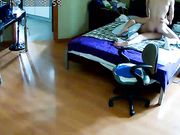 偷拍小伙晨运完回家和正在床上睡觉的媳妇来一炮