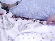姐妹一起玩直播，露脸全裸道具自慰，把妹妹抱在怀中给她吃奶子