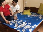 巴铁留学生小伙和宿管阿姨坐在床边上唠嗑情到浓时就脱光了上床啪啪
