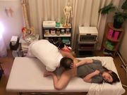 盯上欲求不满的美女性感猥亵按摩偷拍