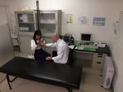 女学生搓揉敏感乳头性骚扰身体检查