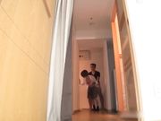 女上夜大被色狼尾随入室强上