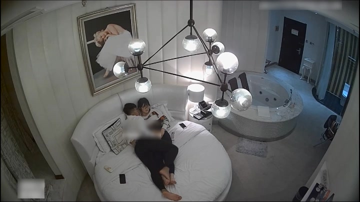 周末休息大学生情侣校外开房外表清纯眼镜妹很有江湖经验与男友探讨说这屋子里真的没有监控嘛那个是啥对白清晰