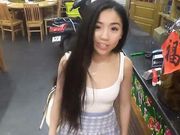 曾火爆一时的台湾美眉带着洋男友国内饭店吃饭吃完回家就开始啪啪啪