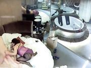 玩3P缺个女伴用充气娃娃代替