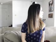 大白天在阳台被正和朋友视频的男友脱掉内裤边操边和朋友语音