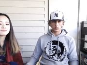 大白天在阳台被正和朋友视频的男友脱掉内裤边操边和朋友语音