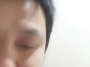 迷人的小嫂子与大哥露脸激情，浴室伺候大哥洗澡深喉不断