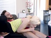 把两个漂亮的姐姐一一勾搭上插入做爱差点被父母发现