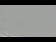 美女被猥琐眼镜男带回出租屋用超大振动棒搞得淫水直流