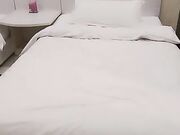 摸着奶子玩着逼吸着小烟还得把鸡巴塞进她嘴里 压在身下爆草