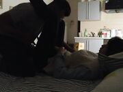 清纯水嫩的大学美女被猥琐眼镜男带回出租屋用超大振动棒搞得淫水直流