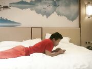 3个单男宾馆约炮一块玩弄一个逼毛浓密性欲强的骚女