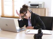 制服美女电脑坏了找来修理工最后把自己的逼穴一起维修