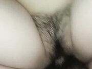 年轻的小宝贝露脸奶子发育的很不错，渣男一只手都握不过来