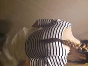 牛人潜入商场隔板女厕侧拍几个颜值不错的美女人美逼嫩