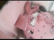 特色宾馆偷拍胸大白嫩的长发大学美女装清纯不配合被男友扯掉裤子强行进入,敏感度太高男的一动就啊啊大叫!