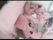 特色宾馆偷拍胸大白嫩的长发大学美女装清纯不配合被男友扯掉裤子强行进入,敏感度太高男的一动就啊啊大叫!
