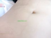 长相迷人的D罩杯气质美女被公司同事灌醉带到酒店边操小穴边爆菊,各种姿势来回搞,竟然干尿了
