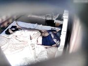 特色宾馆偷拍气质漂亮的长发美女被好久没见的男友扑倒,太激动没一会就射了,第二次各种操,干的美女胡言乱语!