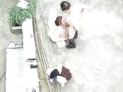 风骚的大姐勾搭两个院里乘凉的大爷玩起了3P，小院里脱光轮流伺候两大叔