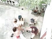 风骚的大姐勾搭两个院里乘凉的大爷玩起了3P，小院里脱光轮流伺候两大叔