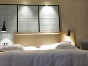 约了个少妇啪啪脱光光沙发调情，口交舔弄再到床上骑乘猛操