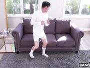 屌男终于说动了高挑性感的大长腿女友做爱却被小偷敲晕代替享受美妙肉体