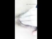 迷人的小艳色妖先用手自抠小穴舌头舔龟头后太爽忍不住按在床上开始啪啪