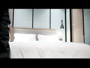 要搞4P乱交了两个小姐姐笑得多开心啊两个身材都很苗条刚进入酒店就进入正题