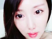 依恋情人美女，问网友你的鸡巴黑不黑 过来操我吗，不想再用玩具插淫穴了，不爽吖！
