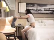 肌肉佬I寻花约了个白衣牛仔短裤少妇啪啪，翘起屁股口交摸逼后入抽插猛操
