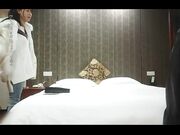 利个哥探花新人老哥约了两个骚气熟女双飞，穿上黑丝情趣装小皮鞭打屁股抽插猛操