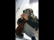 商场女厕全景偷拍手持红色手机气质美少妇