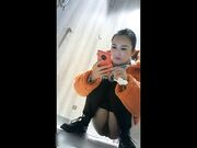 商场女厕全景偷拍手持红色手机气质美少妇