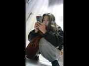 商场女厕全景偷拍手持红色手机气质美少妇