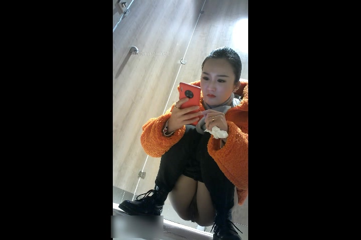 商场女厕全景偷拍手持红色手机气质美少妇