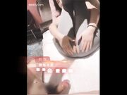 青春稚嫩的19岁小美眉，如此翘臀佳丽身材真是难得，唯有配上大屌才能征服，无套抽