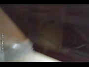 按摩妹被带到出租屋玩双飞，抱起嫩妹爆草