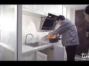 水电工情难自制-修完水电还有休息女屋主动身体