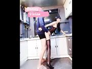 最浪推特反差婊网红【爱丝袜Vivian姐】性感厨娘 爆裂黑丝厨房激烈性爱